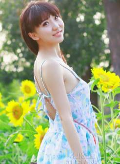 向阳花里的清纯MM 花短裙甜美可爱