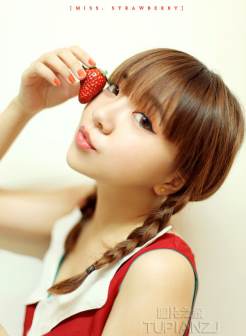 90后清纯水果女孩 手拿草莓甜美可爱