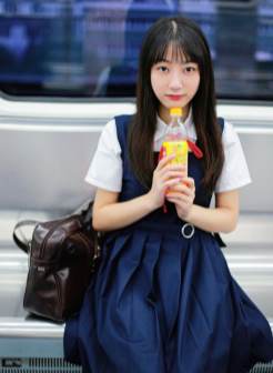 日本萝莉JK制服地铁唯美写真