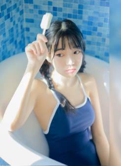 日系美女小萝莉双马尾吊带连体泳衣写真