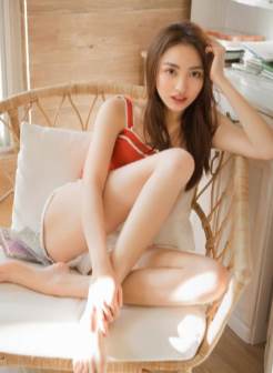日本大长腿吊带美眉美女性感白皙美腿闺房诱人