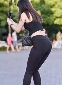 街拍:个性时尚的美女姐姐,一条紧身牛仔裤展现完美身姿!