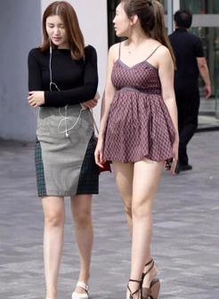 街拍: 两个穿搭短裙的丰满少妇, 你喜欢哪一个?