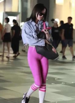 街拍:粉红色紧身裤美腿少妇,一看就是爱运动吧?
