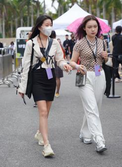 [街拍美女]大牌休闲鞋