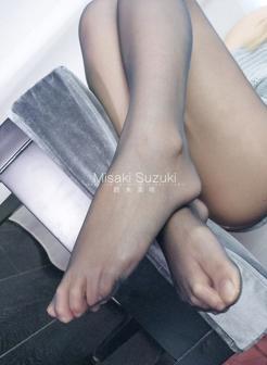 铃木美咲(Misaki Suzuki) – 13女儿的漏背毛衣