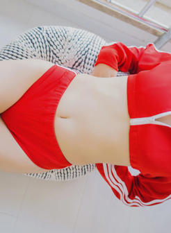 杏仁 – 紅色運動服