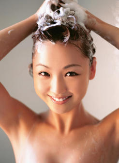 一丝不挂的日本美女小护士洗澡图片