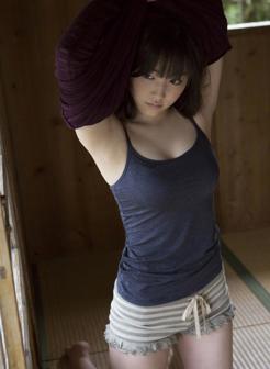 脱衣服的日本清纯女生写真图片