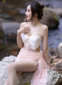粉嫩美女模特王馨瑶户外洗澡精品写真图片