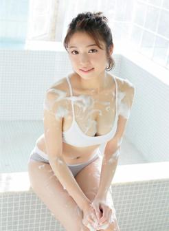 坐在浴缸边洗澡的日本性感美女中村静香图片