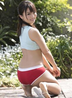 跪在地上的高清日本美女平嶋夏海户外写真图片