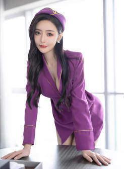 长相甜美的性感空姐王馨瑶紫色制服诱惑写真图片