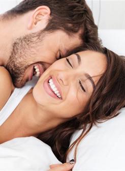 床上抱在一起的男女情侣图片