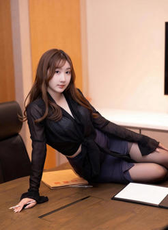 坐在办公桌上的性感美女总裁大胆黑丝诱惑写真图片
