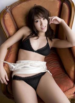 穿黑色内衣的日本AV女优人体艺术写真图片
