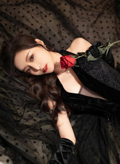 手拿玫瑰花的极品美女模特艺术写真摄影图片