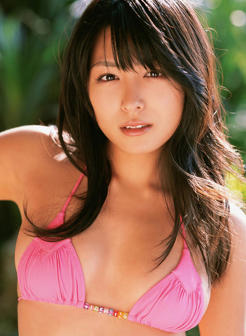 日本最大但人文艺术粉色三点式泳装美女写真图片