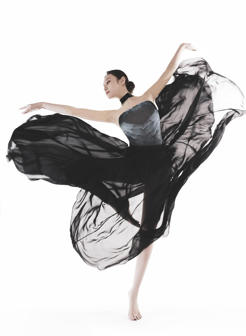 轻舞飞扬美女跳现代舞蹈人体艺术写真图片