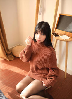 鹿野希秋日咖啡色毛衣