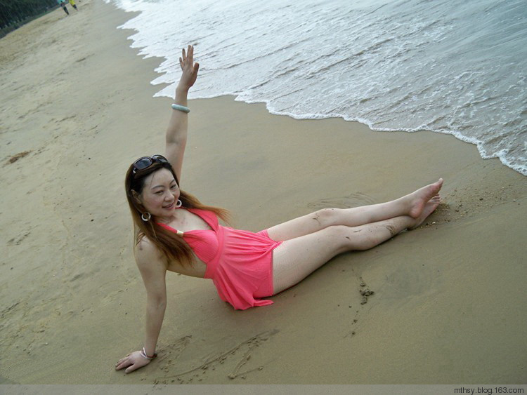 沙滩上熟女自拍照片(3)(点击浏览下一张趣图)