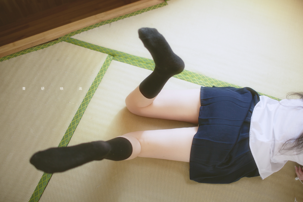 日本女学生中同袜图片 穿高筒袜的日本电影图片(4)(点击浏览下一张趣图)