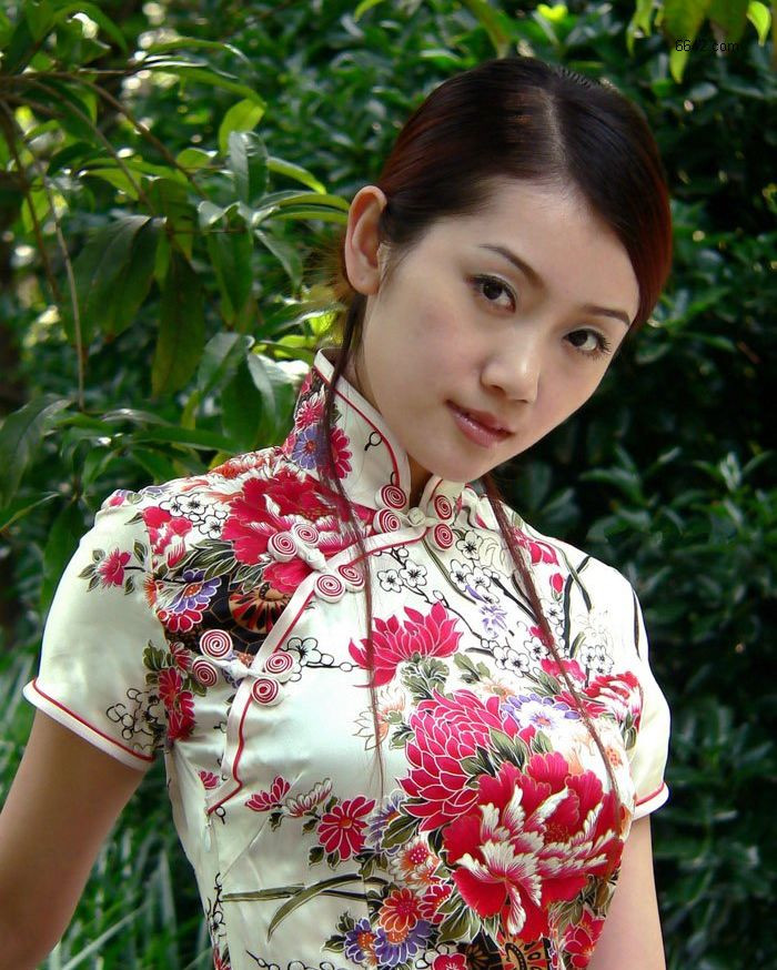 西湖杨柳旗袍女子 肥美性感旗袍美女(3)(点击浏览下一张趣图)