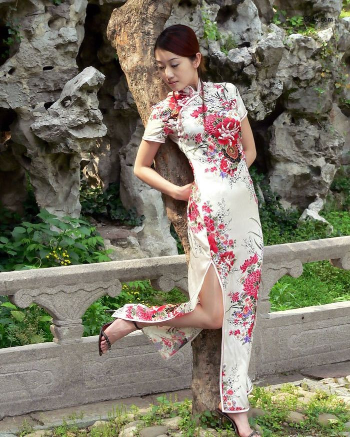 西湖杨柳旗袍女子 肥美性感旗袍美女(4)(点击浏览下一张趣图)