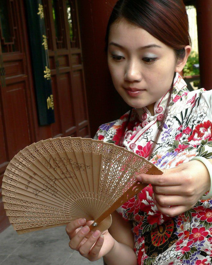 西湖杨柳旗袍女子 肥美性感旗袍美女(6)(点击浏览下一张趣图)