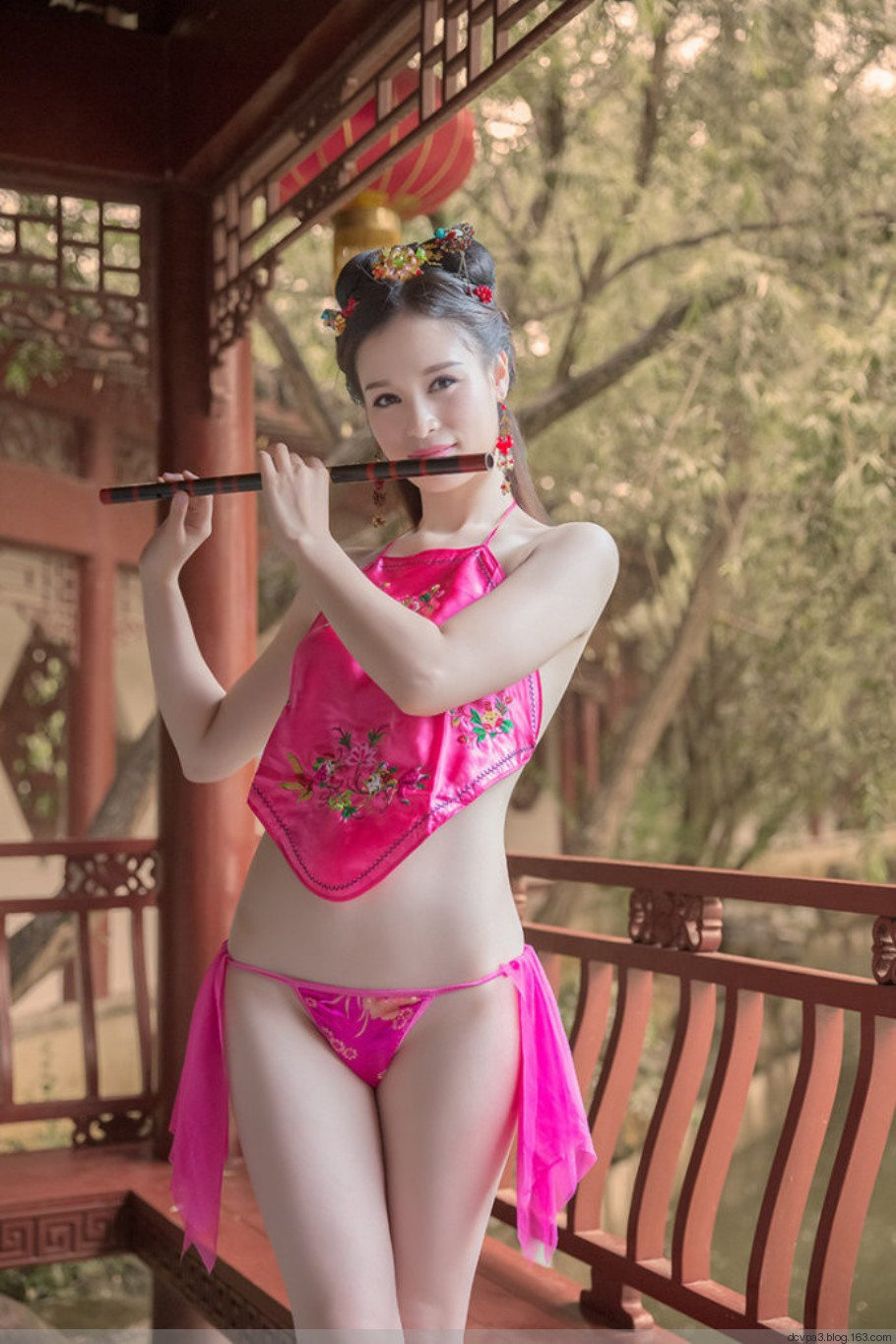 中国成熟妇女穿紧身衣(2)(点击浏览下一张趣图)