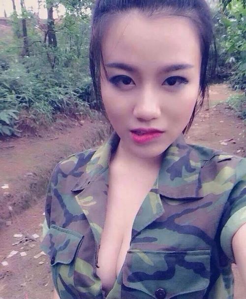 穿紧身裤的越南女兵图片(点击浏览下一张趣图)