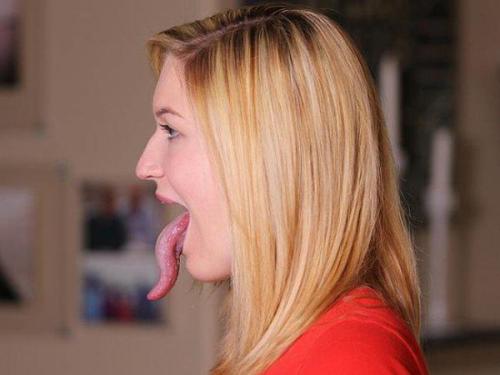 世界上舌头最长的人图片欣赏(点击浏览下一张趣图)