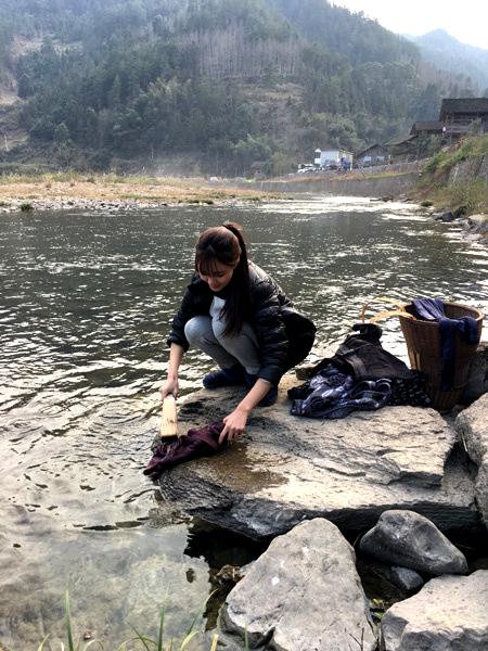 河边妇女用木棍洗衣服图片(3)(点击浏览下一张趣图)