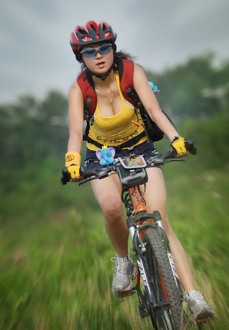 美女穿打底裤骑自行车图(点击浏览下一张趣图)