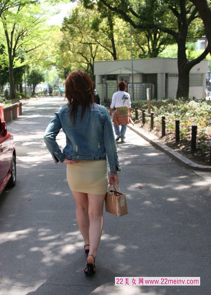 街拍紧臀白裤饱满三角图片(2)(点击浏览下一张趣图)