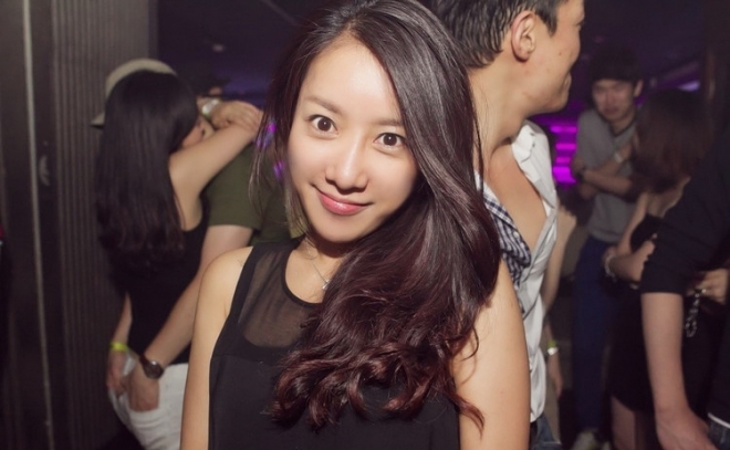 2014韩国夜店美女dj打碟(2)(点击浏览下一张趣图)