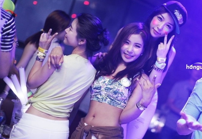 2014韩国夜店美女dj打碟(3)(点击浏览下一张趣图)