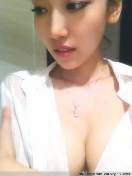 韩国美女主播直播抹胸(5)(点击浏览下一张趣图)