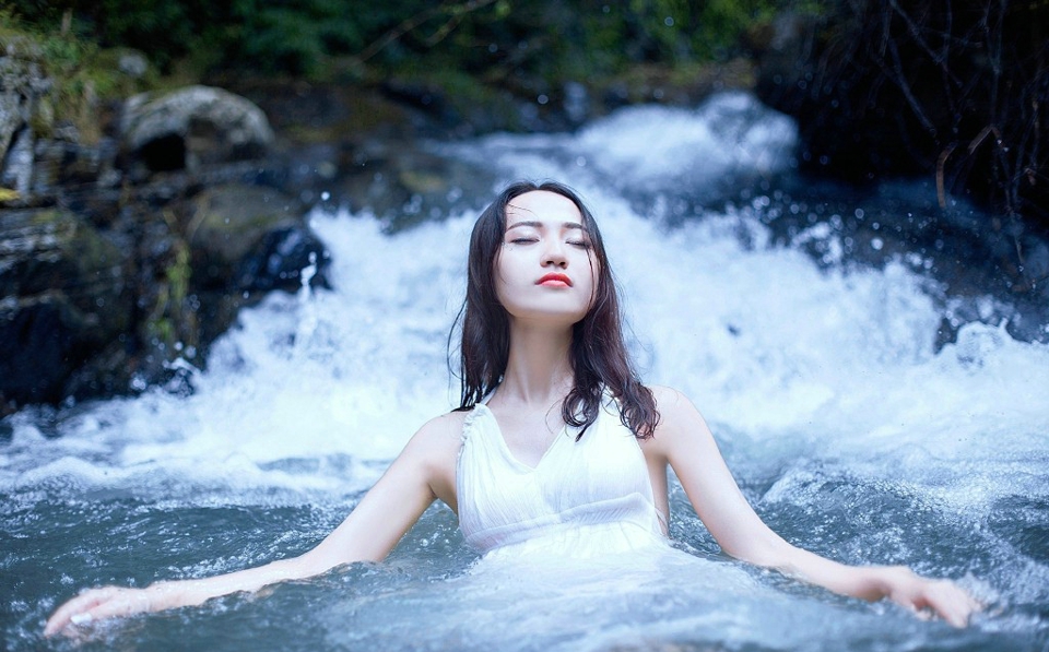 高清溪水中的美女照片(3)(点击浏览下一张趣图)