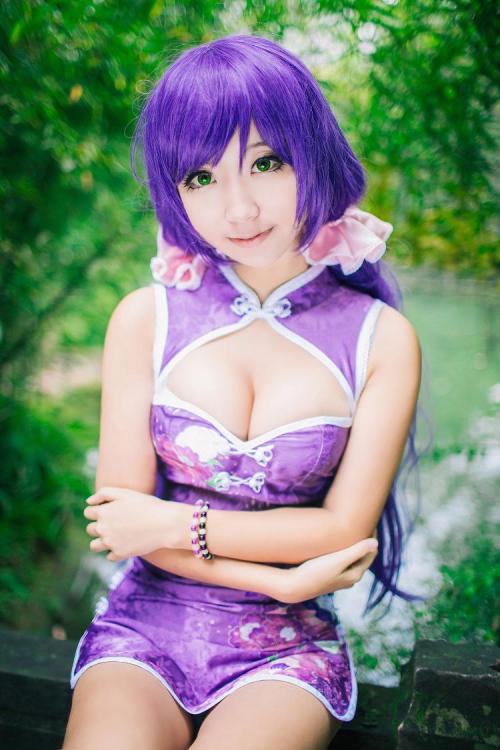 男生摸女生腿的动漫图cosplay爆乳女生图(2)(点击浏览下一张趣图)