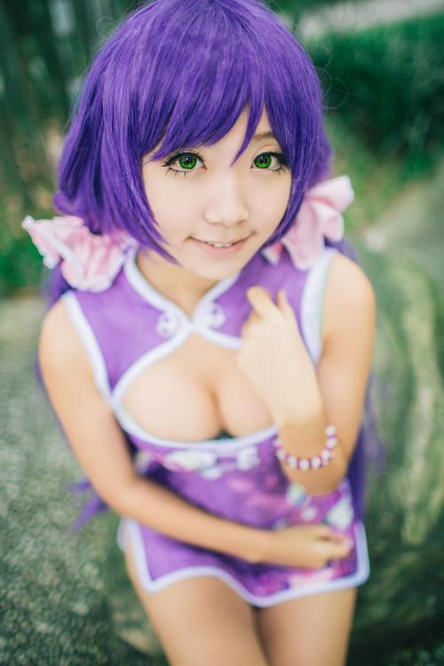 男生摸女生腿的动漫图cosplay爆乳女生图(4)(点击浏览下一张趣图)