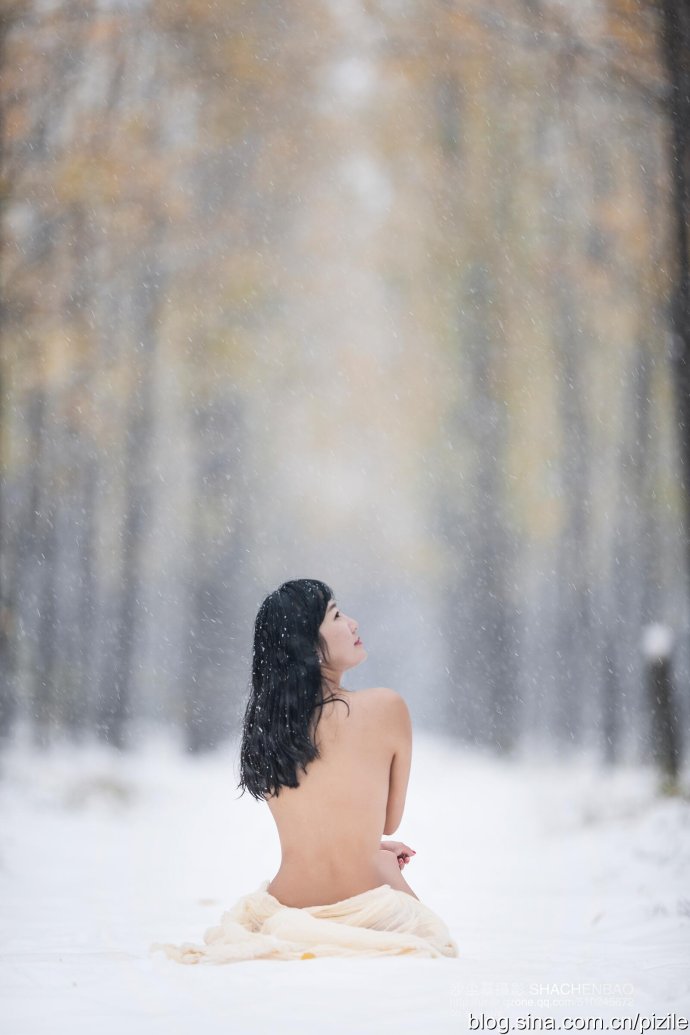 雪地裸体艺术写真(3)(点击浏览下一张趣图)