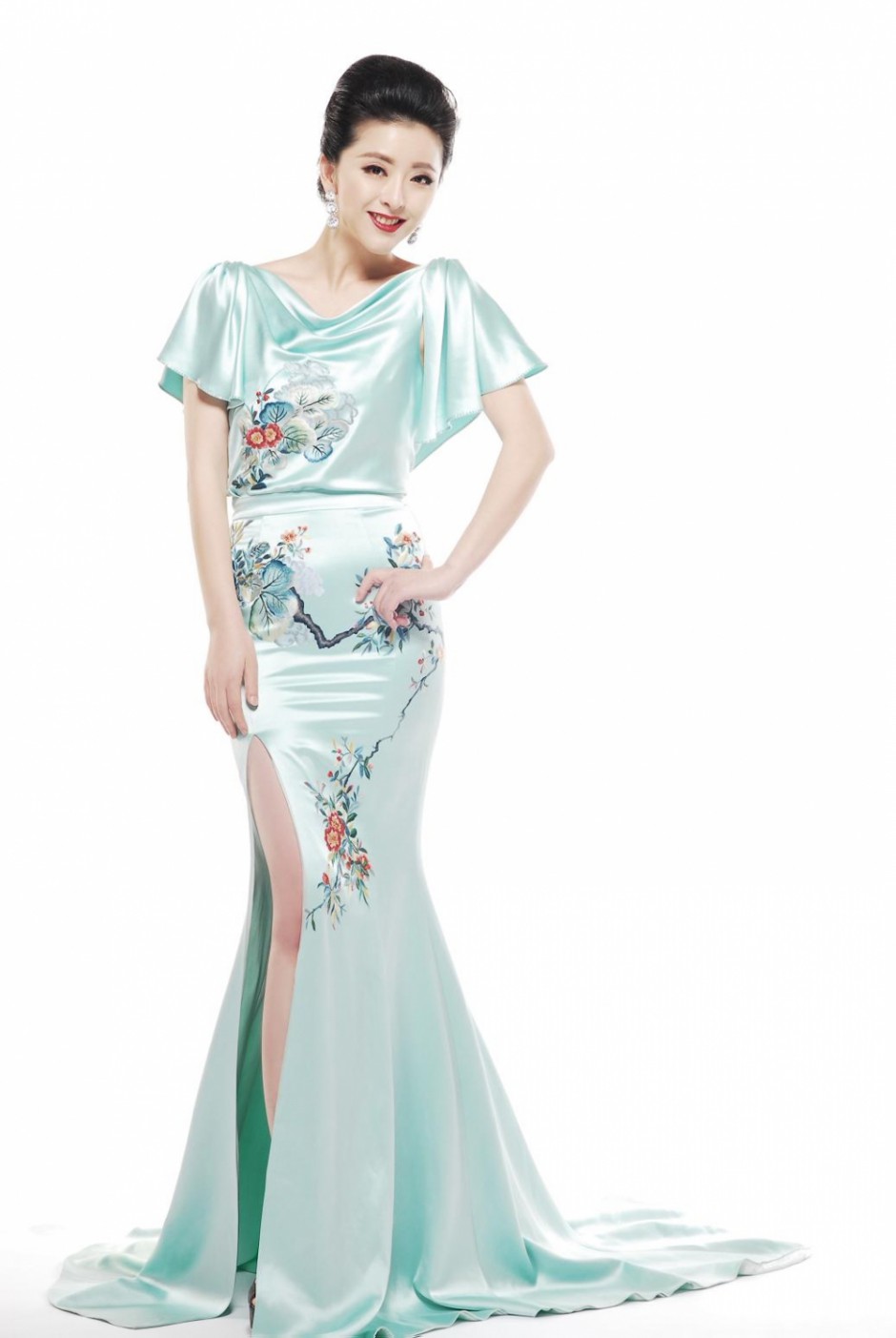 黄小蕾漂亮身材大胆旗袍写真(5)(点击浏览下一张趣图)