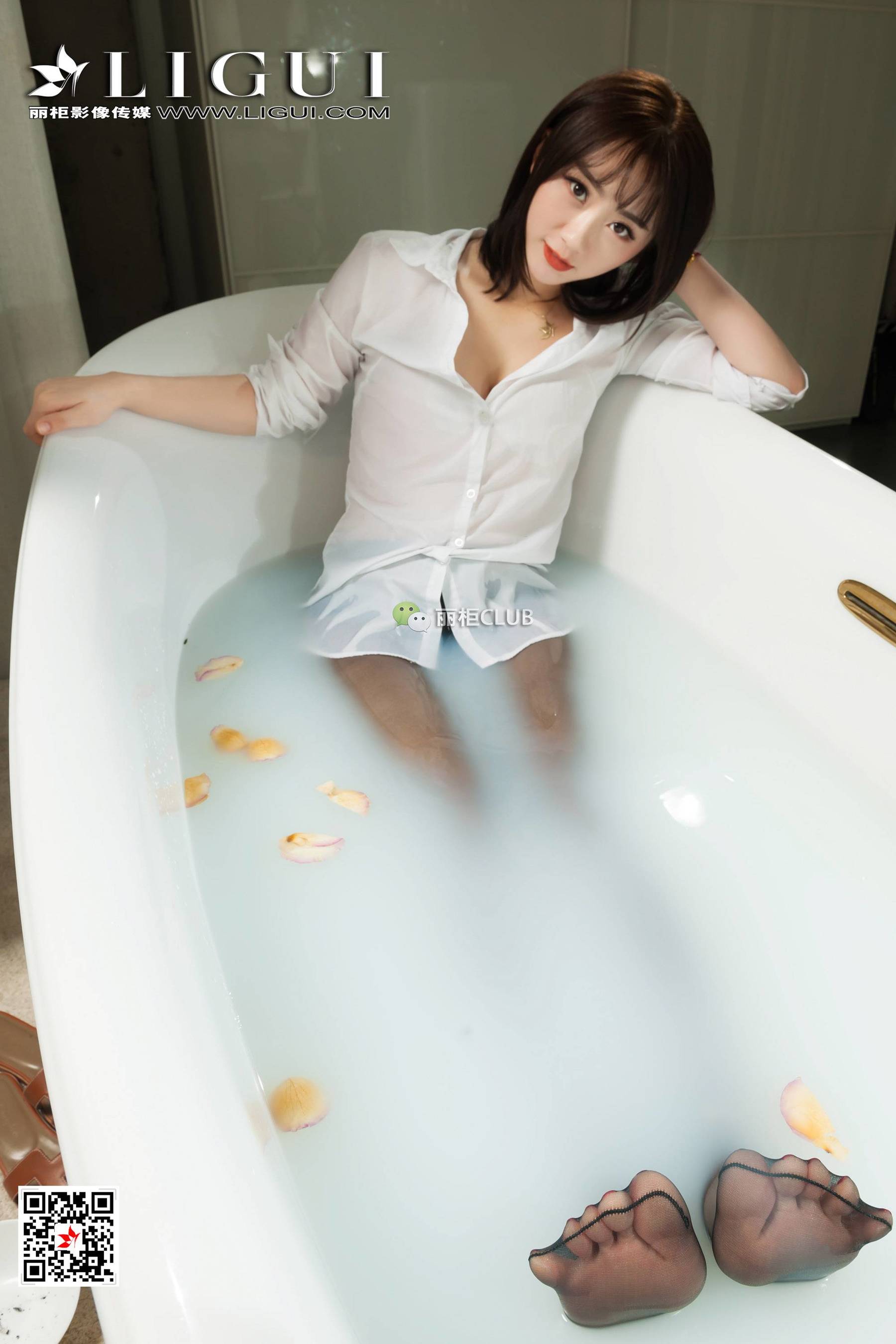 浴缸美女裸身动图浴缸白丝美女白衬衣水乳交融(5)(点击浏览下一张趣图)