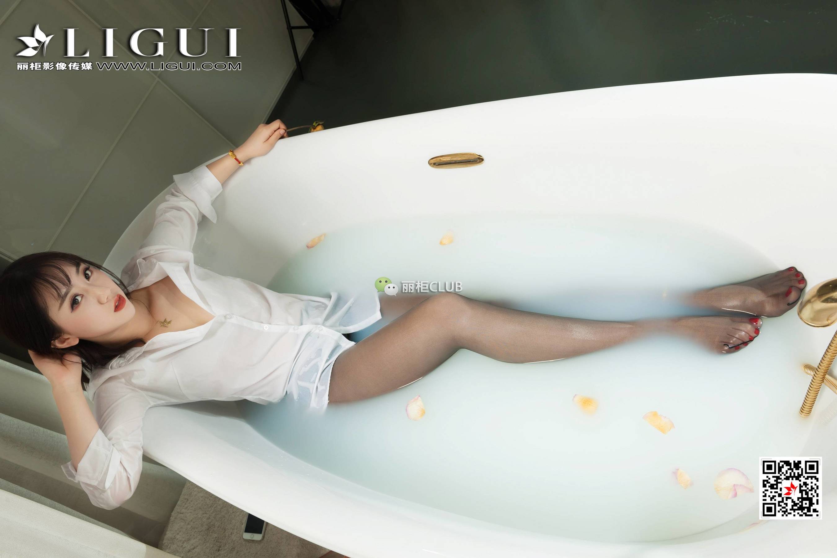 浴缸美女裸身动图浴缸白丝美女白衬衣水乳交融(6)(点击浏览下一张趣图)