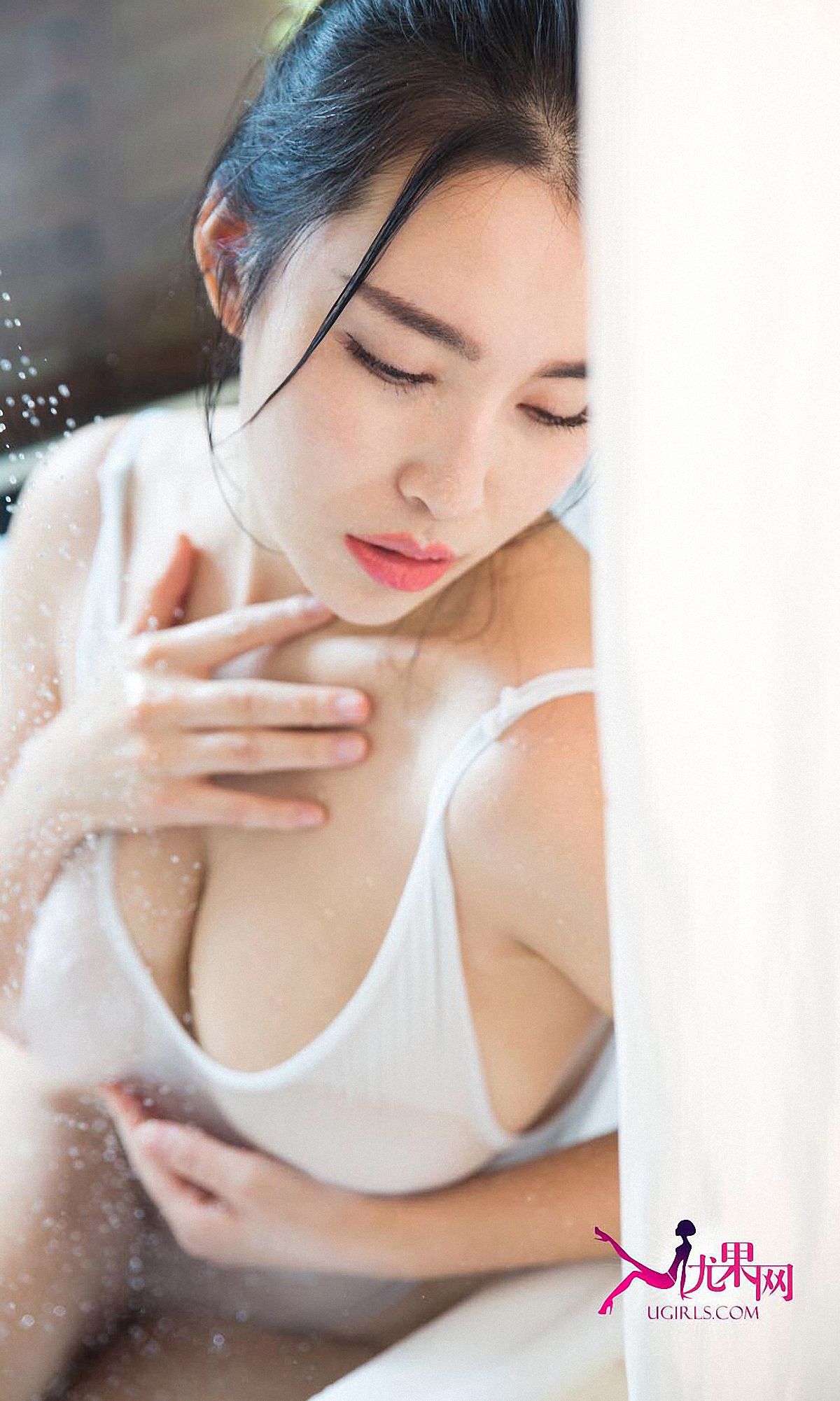杨伊粉红色的胡蹀 浴室喷头湿身大胆写真(6)(点击浏览下一张趣图)