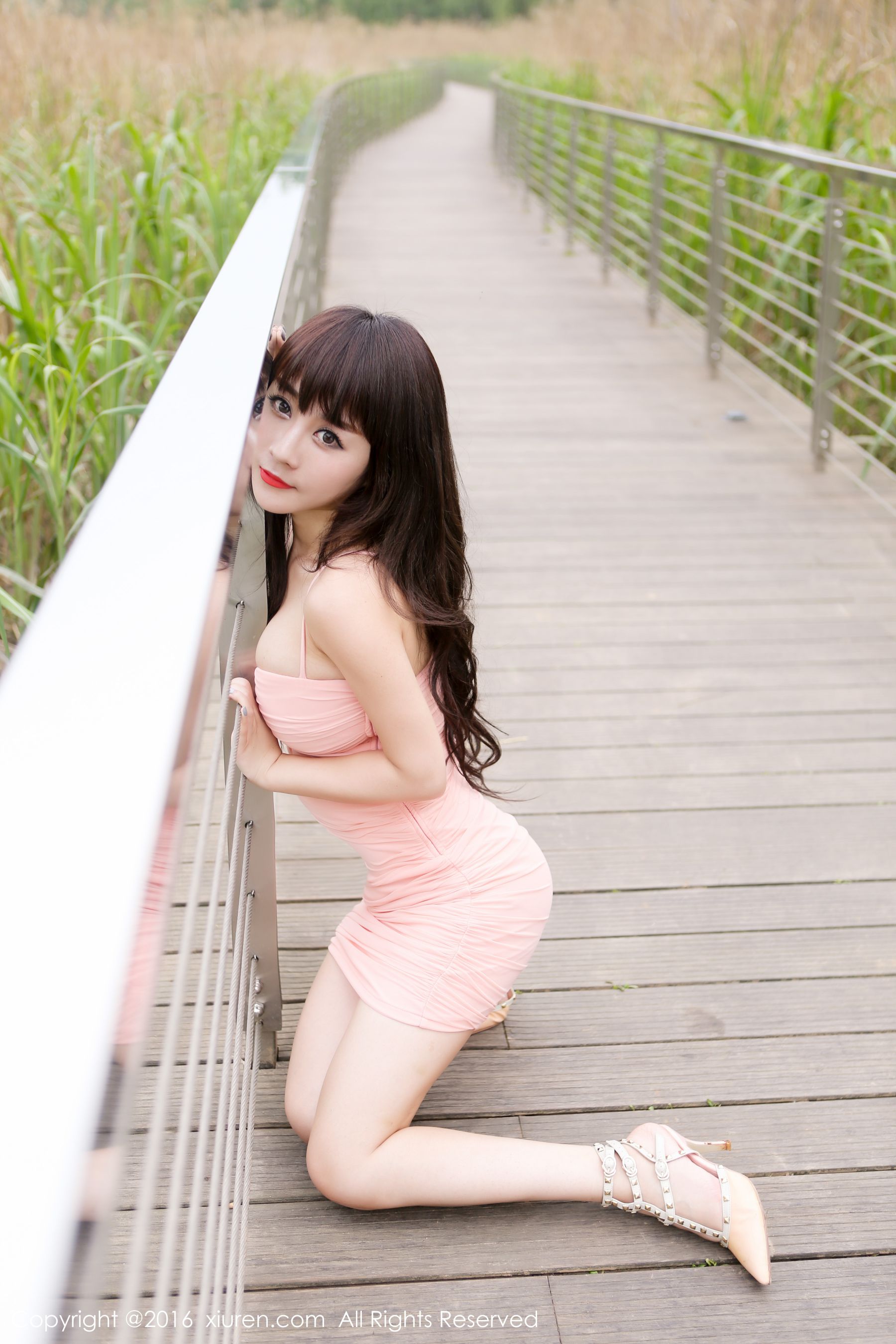 陈巧蓓2014年写真图片精选 公园紧身粉裙风情万种(4)(点击浏览下一张趣图)