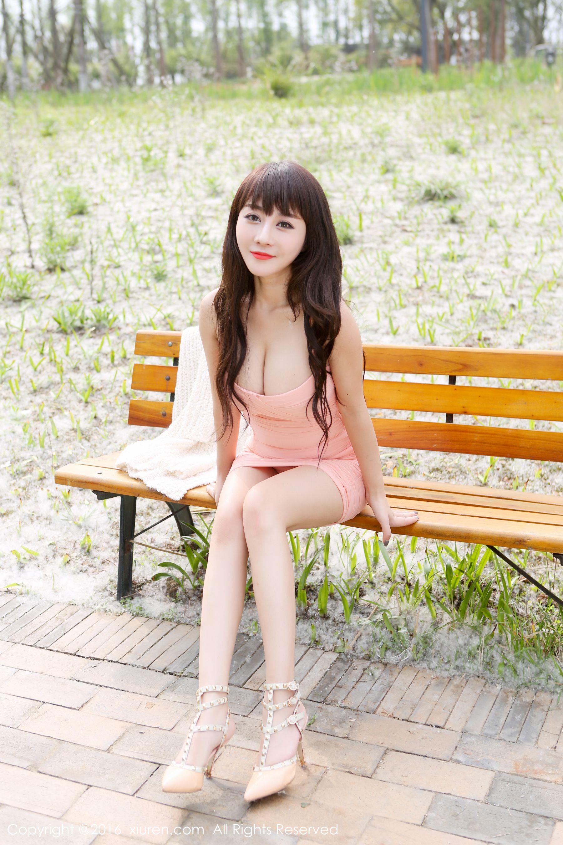 陈巧蓓2014年写真图片精选 公园紧身粉裙风情万种(5)(点击浏览下一张趣图)
