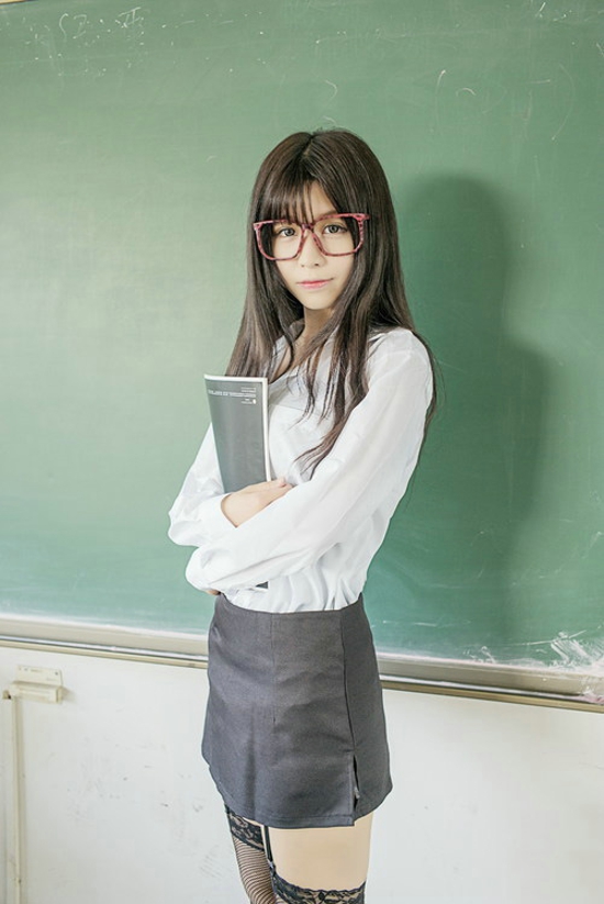 从衬衣领口往下看高中美女老师上课的图片(点击浏览下一张趣图)