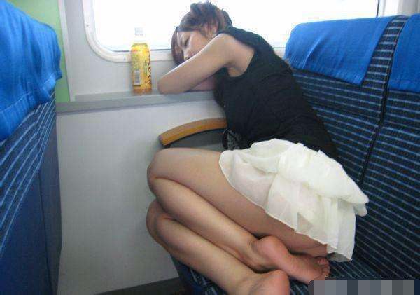 在火车上和超短裤美女组图(2)(点击浏览下一张趣图)